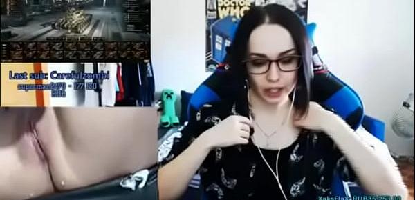 Girl Shows Pussy On Twitch